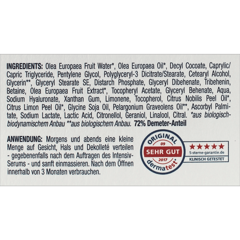 Rückseite einer Demeter-Gesichtscreme mit Inhaltsstoffen wie Olivenfruchtextrakt, Hyaluronat, ätherischen Ölen und 72 % Demeter-Anteil. Anwendungshinweis: Morgens und abends auf Gesicht, Hals und Dekolleté auftragen. Siegel „Original Dermatest Sehr Gut 2017“ mit 5-Sterne-Garantie.
