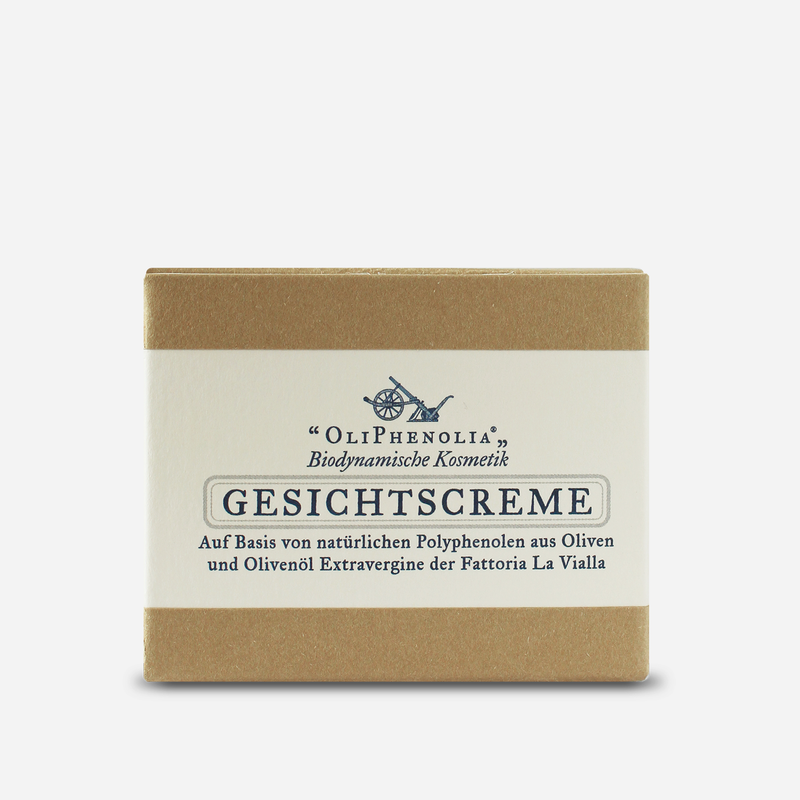 Verpackung der biodynamischen Gesichtscreme „OliPhenolia®“ mit der Aufschrift: „Auf Basis von natürlichen Polyphenolen aus Oliven und Olivenöl Extravergine der Fattoria La Vialla“. Elegantes Design in Weiß und Naturbraun mit Pflug-Logo.