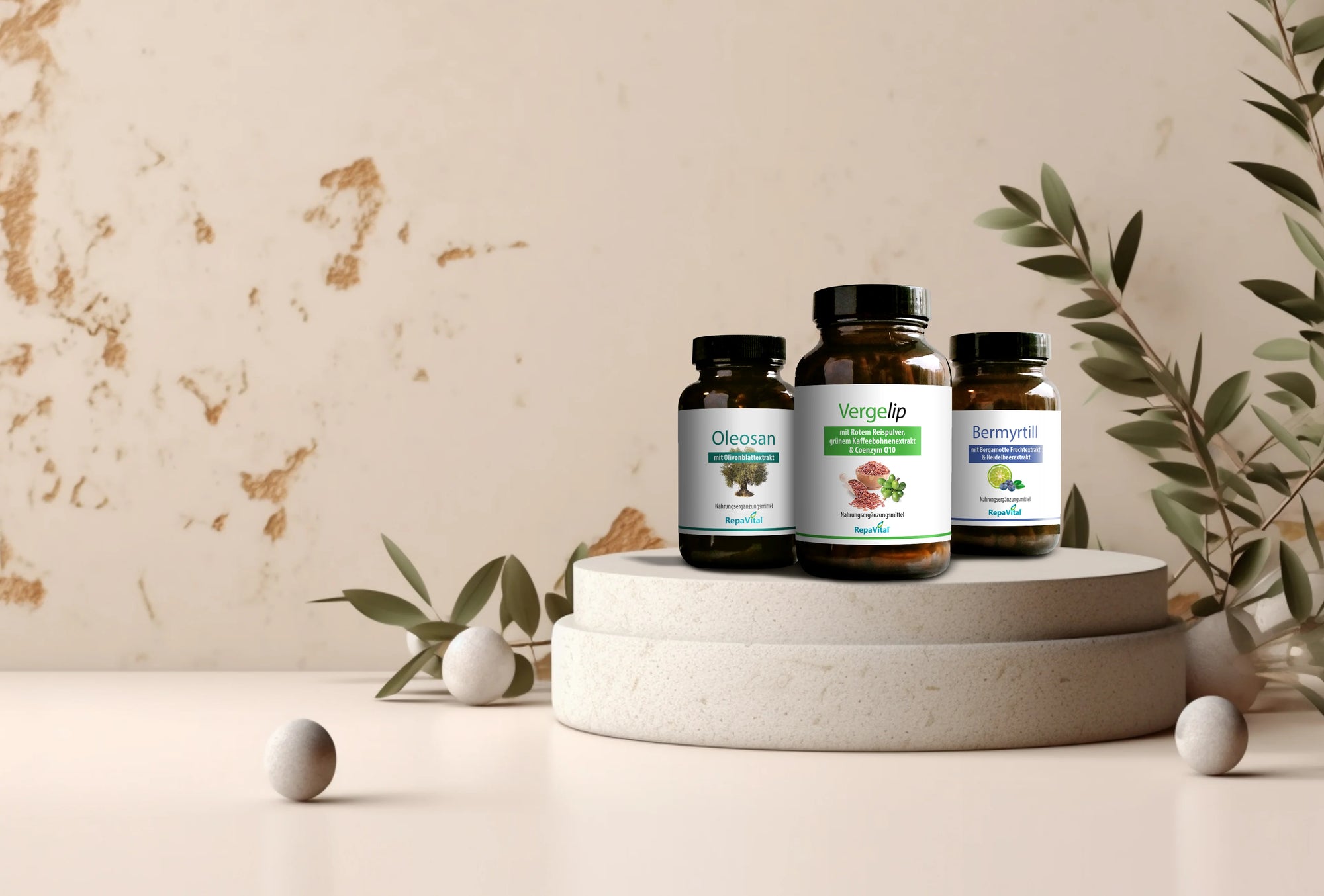 Produktabbildung: Drei RepaVital Nahrungsergänzungsmittel (Oleosan, Vergelip, Bermyrtill) auf Podest im Natur-Setting.