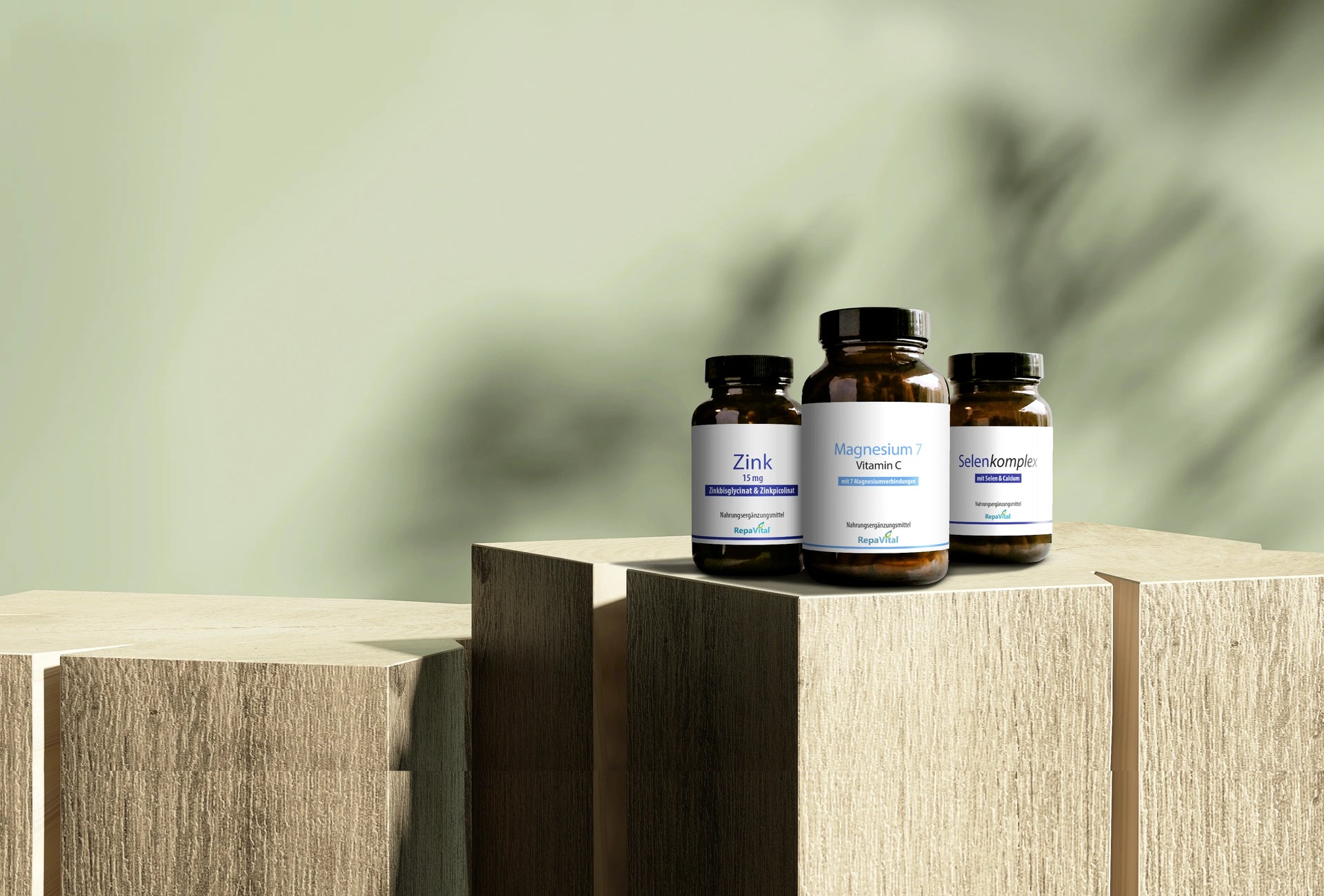 Produktabbildung: Drei RepaVital Nahrungsergänzungsmittel Zink, Magnesium 7 Vitamin C und Selenkomplex auf Holzpodesten.