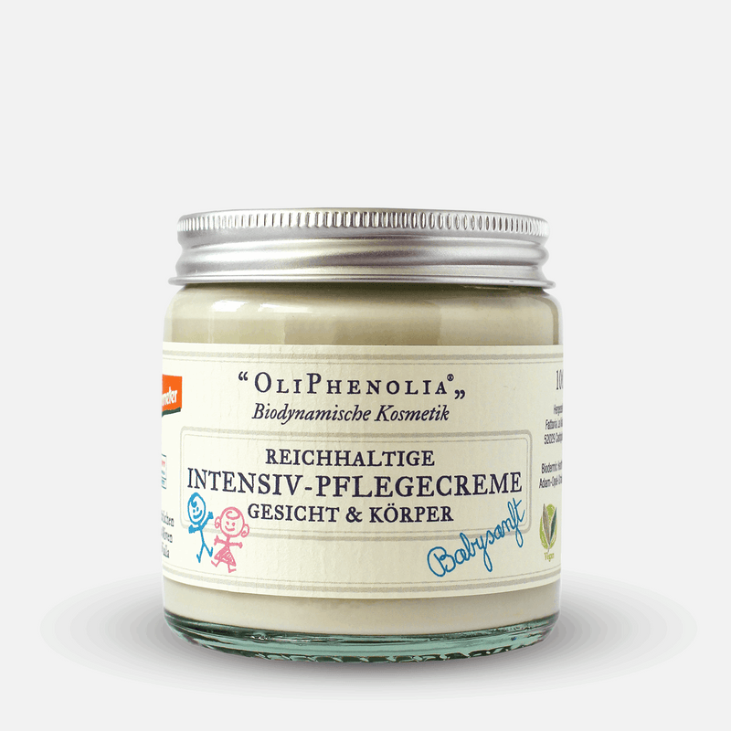 Glasdose der biodynamischen Pflegecreme ‚OliPhenolia‘ für Gesicht und Körper mit der Aufschrift ‚Reichhaltige Intensiv-Pflegecreme – Babyweich