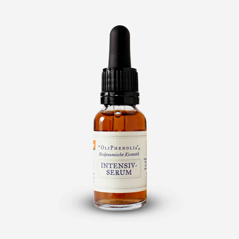 Braunglasflasche mit Pipette des OliPhenolia Intensiv-Serums mit Etikett „Biodynamische Kosmetik“.